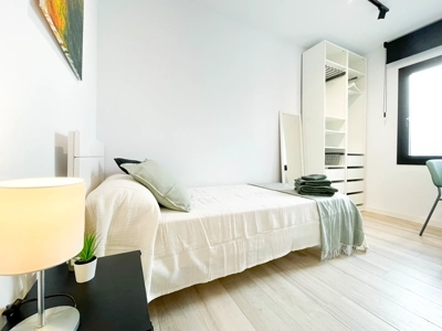 Bright single bedroom