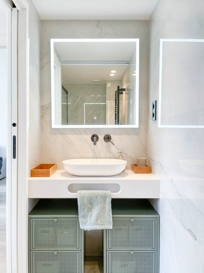 Modern main bathroom